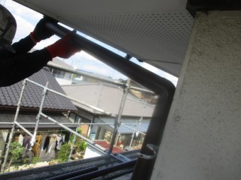 呼び樋の取り付け中です