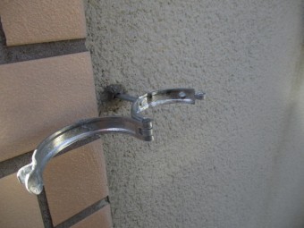 縦樋金具を取り付けました