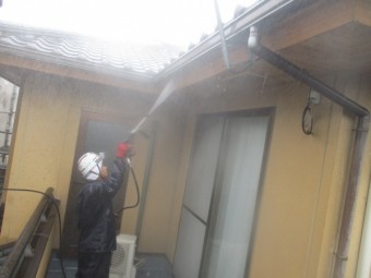 破風板と雨樋の洗浄中です