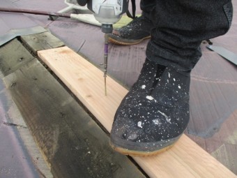 新規の棟板金の取り付け中です