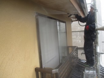 外壁の洗浄中です