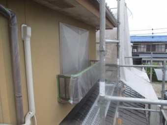 窓と手摺の養生が終了しました