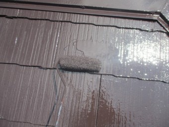 コロニアル屋根の上塗りローラー塗装中です