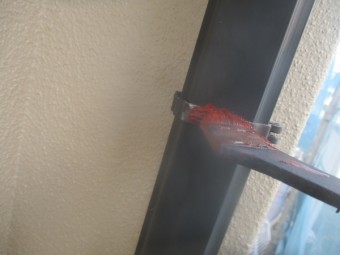 竪樋金具の錆止め刷毛塗装中です