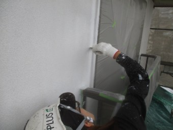 外壁下塗り刷毛塗装中です