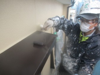 出窓天板の上塗り中です