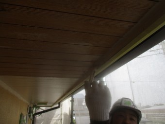 軒天1回目刷毛塗装中です