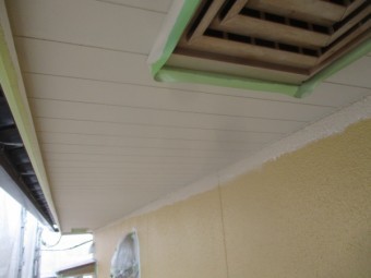 軒天の1回目塗装が終了しました
