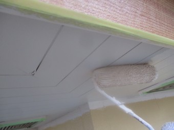 軒天の2回目ローラー塗装中です