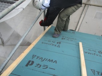 ケラバ板金の下に取り付け中です