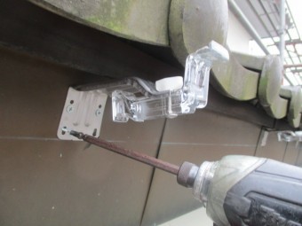 軒樋金具取り付け中です