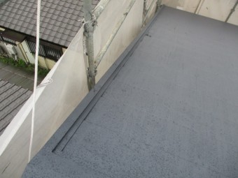 ケラバ板金と棟板金の納まりです