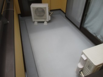 上塗り1回目の防水塗装が終了しました