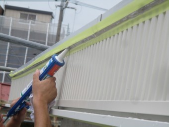 シーリング材の塗布中です