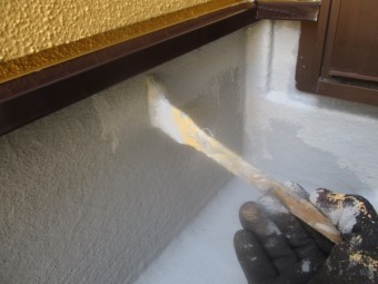 防水塗装の上塗り2回目刷毛塗装中です