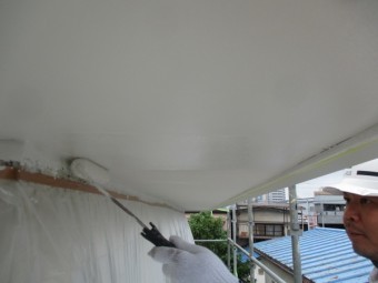 軒天の2回目塗装中です
