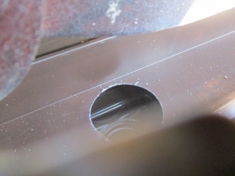 軒樋に排水穴を開けました。