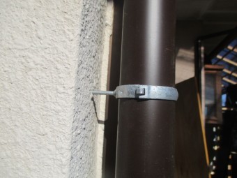 縦樋金具と縦樋を取り付けました
