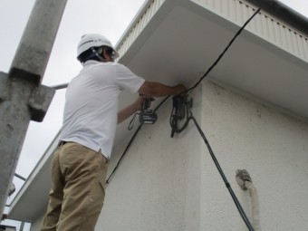 電線を取り付け中です