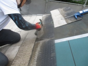スレート屋根材を貼り直します