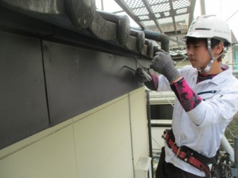 軒樋金具の撤去中です