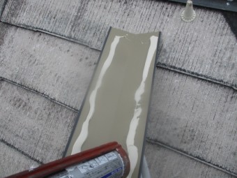 新規の差し棟板金を取り付け中です