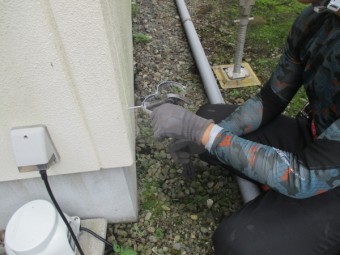 竪樋金具を取り付けました