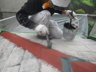 板金の中塗り刷毛塗装中です