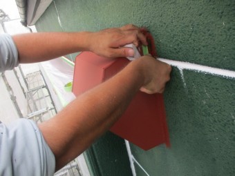 排気口カバーの養生中です