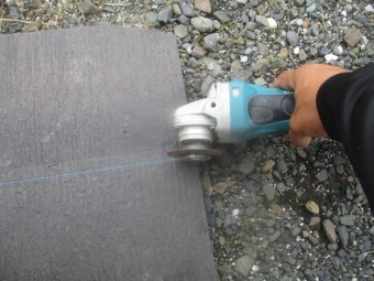 新規のスレート屋根材を加工します