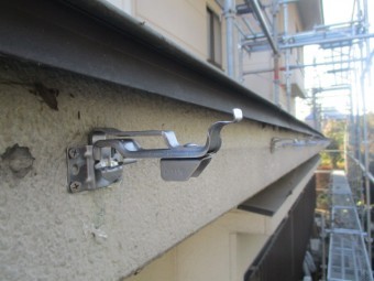 軒樋金具の取り付けが終了しました