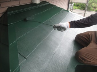 下屋根の上塗り塗装中です