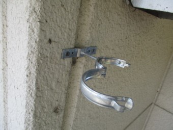 縦樋金具を取り付けました