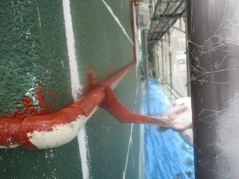 ガス配管の錆止め塗装中です