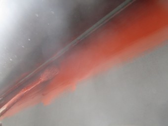破風板金の錆止め刷毛塗装中です
