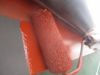 破風板金の下塗りロー-ラー塗装中です