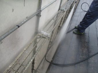 軒先の洗浄中です