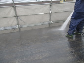 スレート屋根の洗浄中です