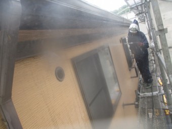 外壁洗浄中です