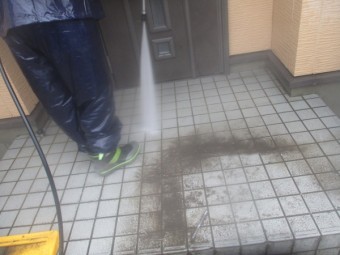 玄関アプローチ洗浄中です