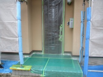 玄関ドアの養生が終了しました