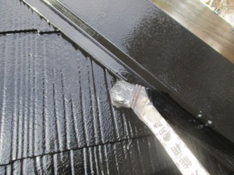 大屋根棟板金水切りだめ込み中です