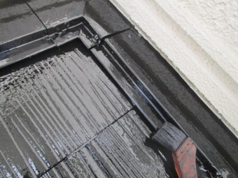 下屋根壁水切りだめ込み中です