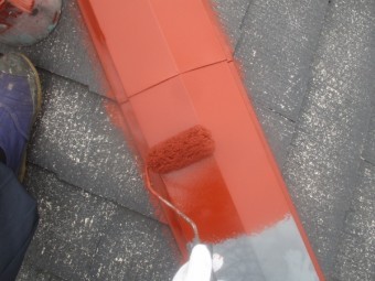 棟板金の錆止めローラー塗装中です