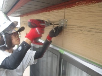 飾りの取り付け金具を撤去中です