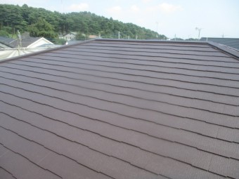 スレート屋根の上塗り塗装中です