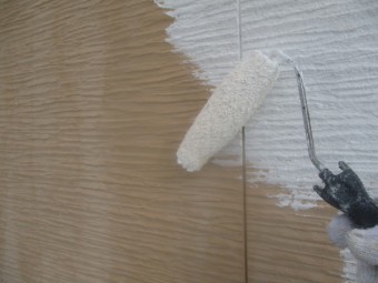 外壁下塗りローラー塗装中です