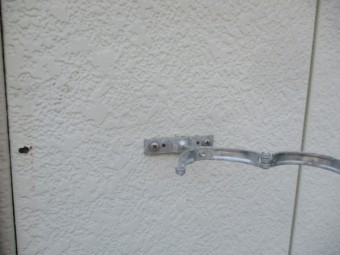 竪樋金具を取り付けました