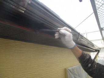 鼻隠し板金の中塗り中です