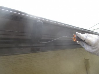 軒樋の上塗りローラー塗装中です